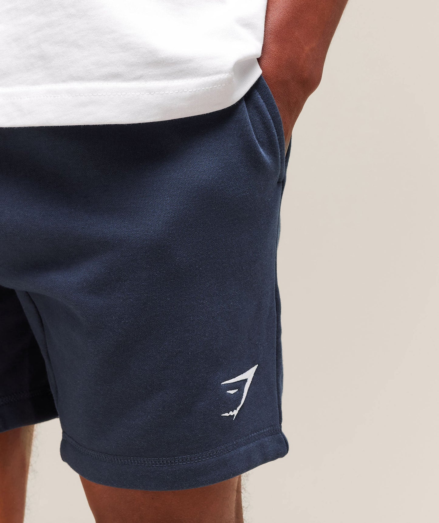 GYMSHARK MEN CREST SHORTS
Slim Fit
