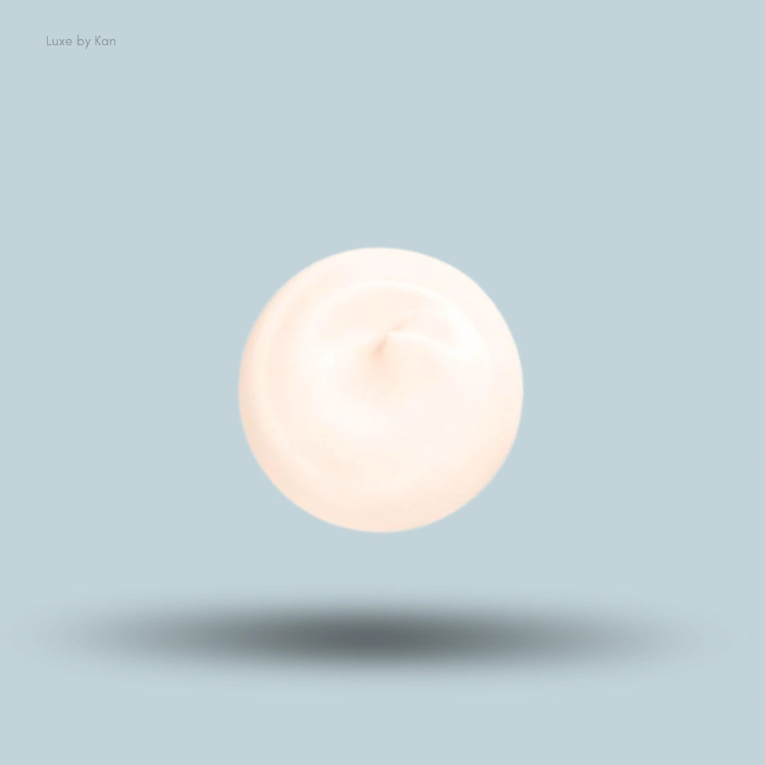 Globular drop of cream against a light blue background, representing Shiseido Essential Energy Hydrating Day Cream SPF 20.