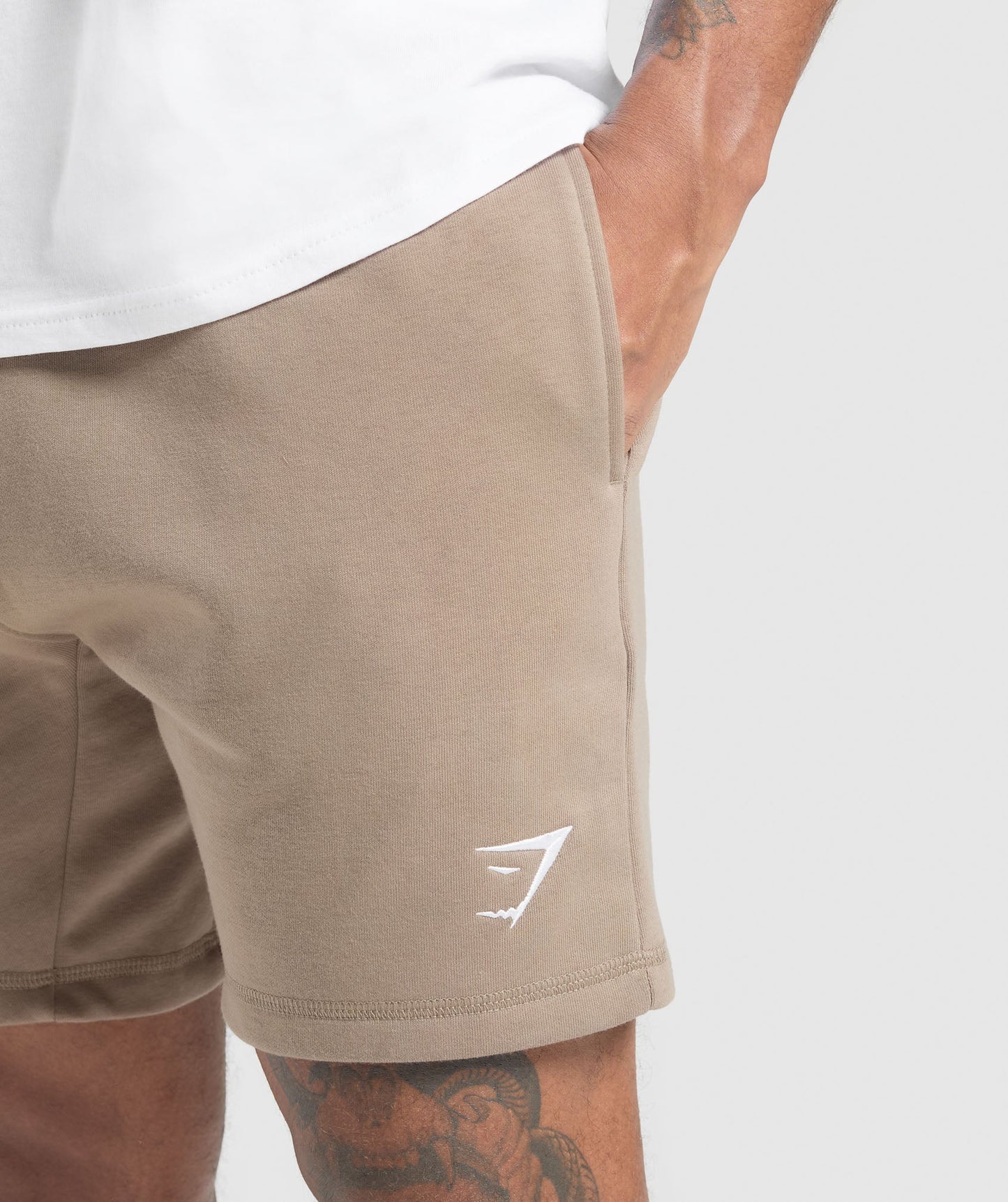 GYMSHARK MEN CREST SHORTS
Slim Fit