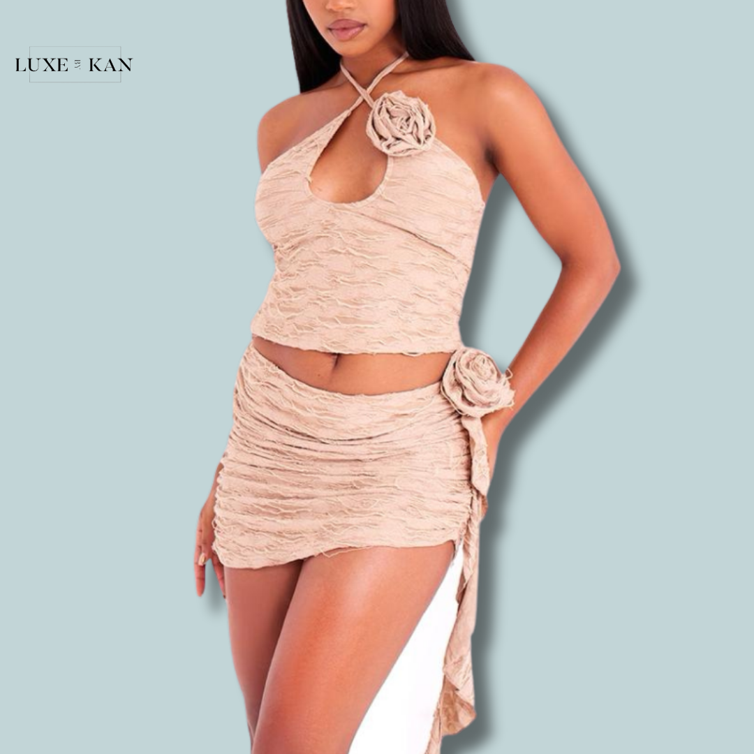 PRETTYLITTLETHING بلوزة قصيرة بتفاصيل وردية وحمالة عنق من الدانتيل ومزخرفة باللون الجملي