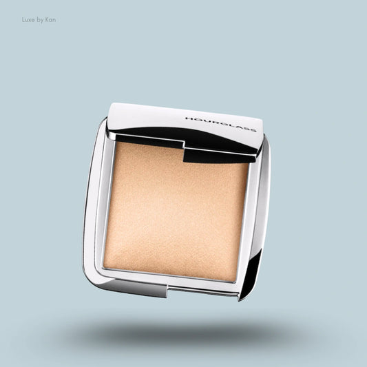 بودرة الإضاءة القوية من Hourglass Ambient™