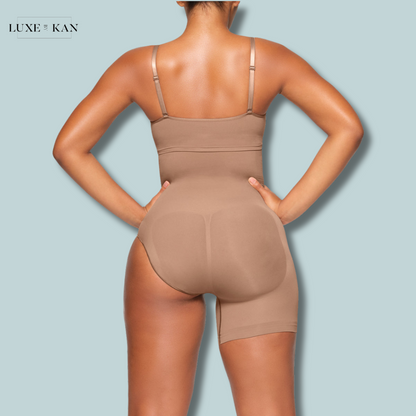 SKIMS SEAMLESS SCULPT SOLUTION SHORT LEFT LEG EXPOSED