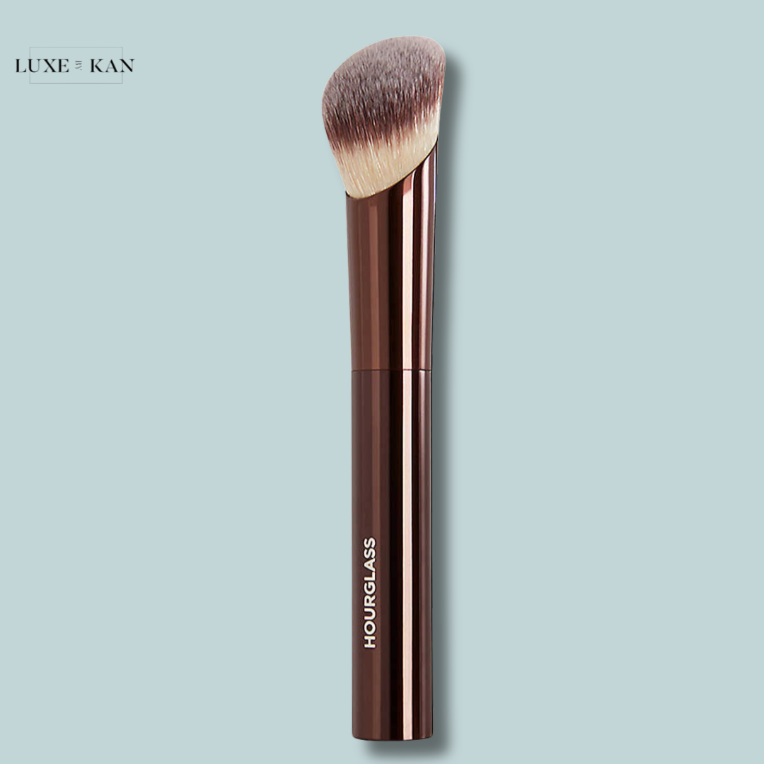 HOURGLASS Ambient Soft Glow foundation brush