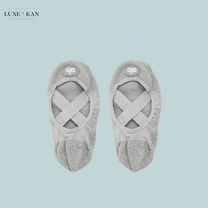 A pair of light gray Alo women’s Pivot Barre socks, showcasing a comfortable and stylish design.