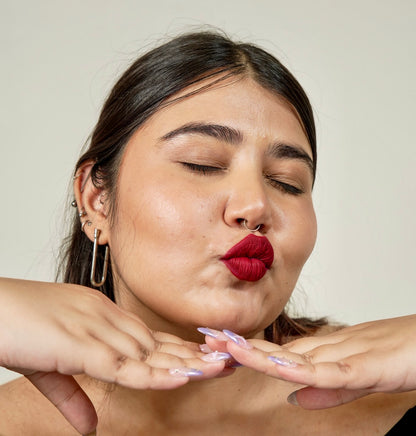 A woman lips close-up with era beauty velvet liquid matte lipstick in simp shade.