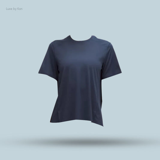 A short-sleeved navy blue t-shirt, featuring a relaxed fit and minimalistic design.